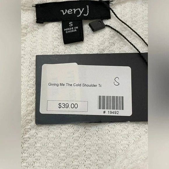 🤍 VERY J “Give Me The Cold Shoulder Ivory Top” size Small - Picture 4 of 5